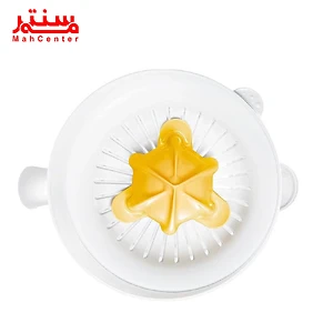 یک آب مرکبات گیری دستی سفید رنگ با یک مخروط چرخان و صافی در یک پس زمینه سفید نشان داده شده است.